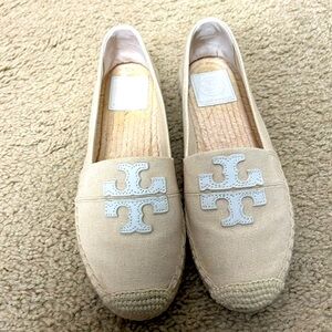 Tory Burch flat shoes. Perfect for the summer! Size 6.5